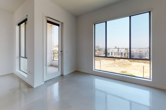 1BR, 1BA + Den - 870 SF