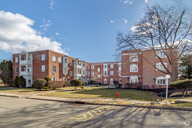 Photo - Crestwood Park Condominiums