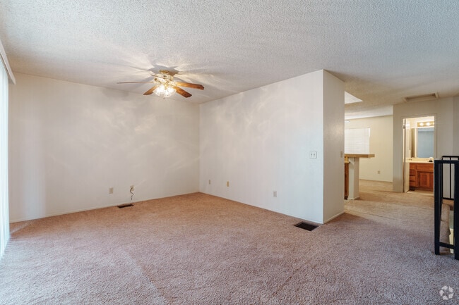 1 habitación, 1,5 baños - 1070 pies cuadrados - Sala de estar - Hacienda Court Apartments