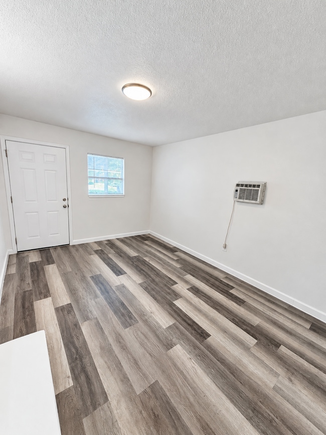 1047 Alamos Ave