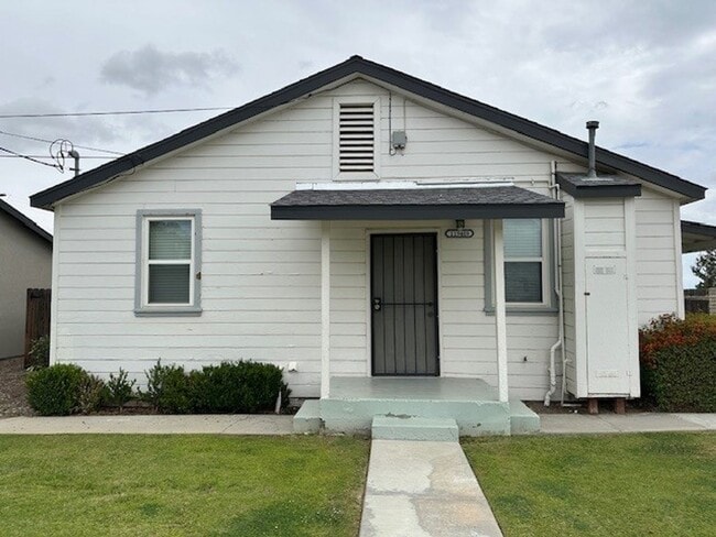 Building Photo - 11940 Rosedale Hwy Unit 11940 B