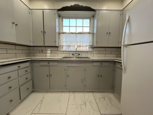 Photo - Spacious Multi-Level Living with Vaulted Ceilings and Backyard Access