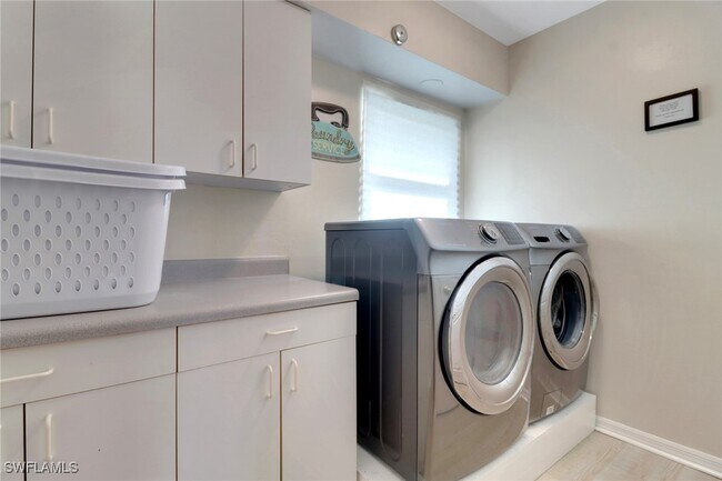 Photo - 562 Goldcoast Ct