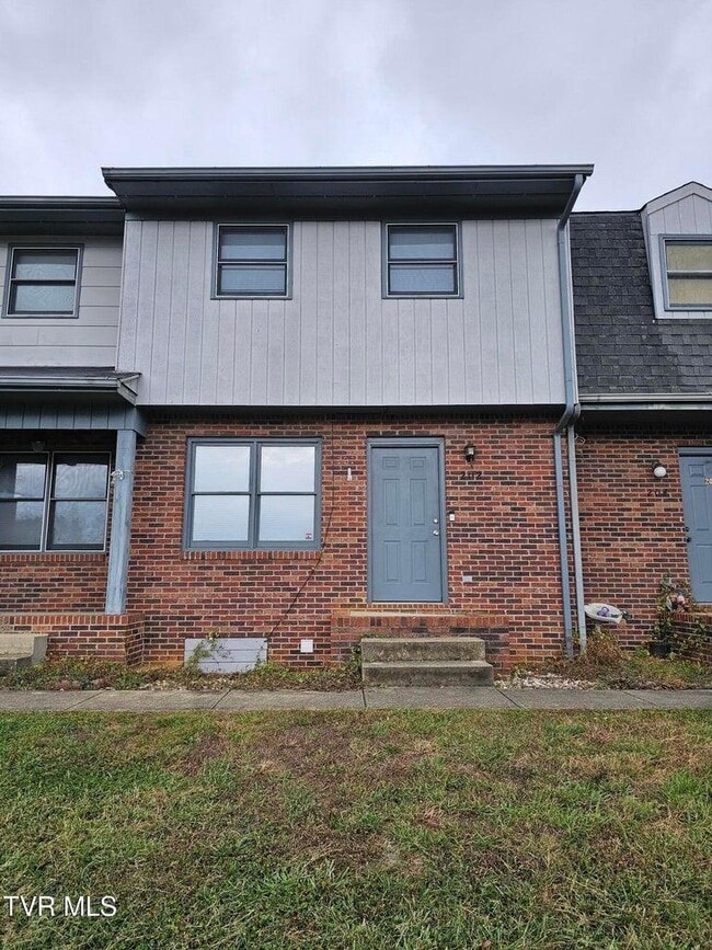 Building Photo - 202 Oakcrest Cir