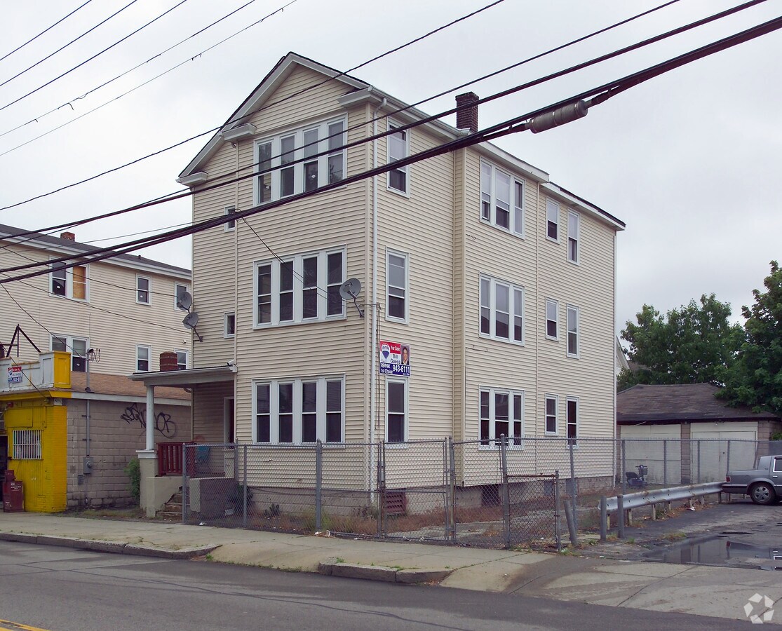 Photo - 331-341 Douglas Ave Apartments