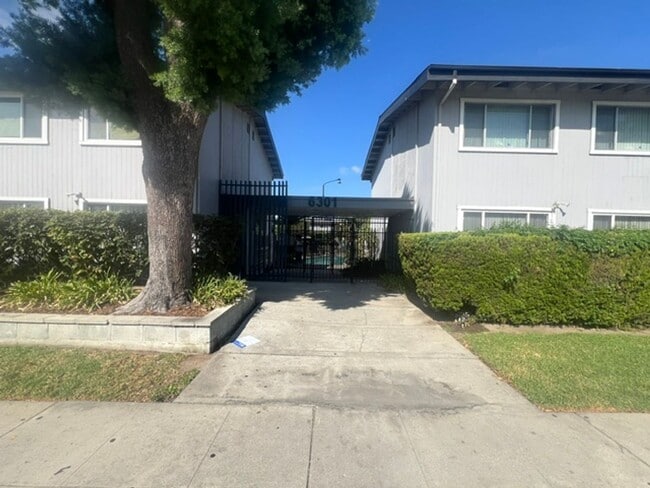 Building Photo - 6301 Coldwater Canyon Ave Unit 22