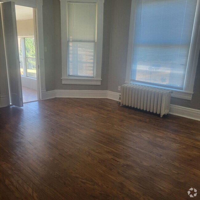 Building Photo - 221 E 11th St Unit 221 Apt # 1