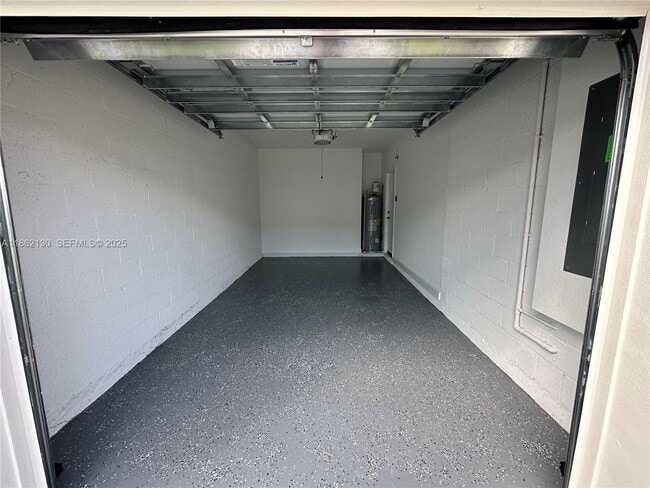 Building Photo - 402 SE Crossoak Ln