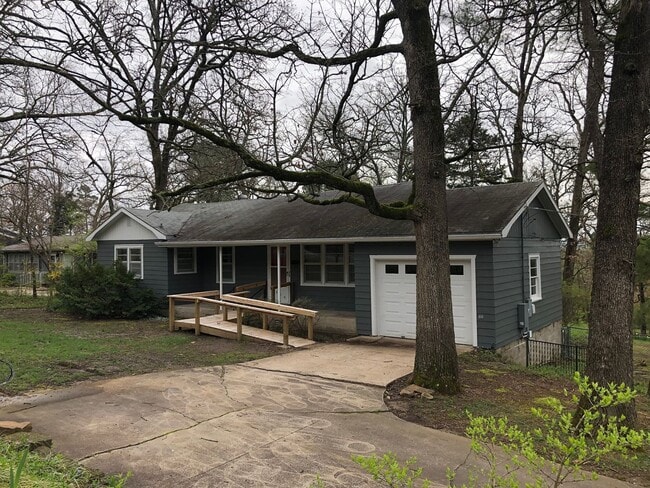 3 bedroom, 2 Bath House Near University of... - 3 bedroom, 2 Bath House Near University of...