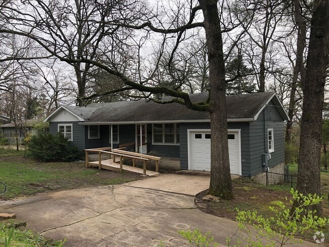 Building Photo - 3 bedroom, 2 Bath House Near University of...
