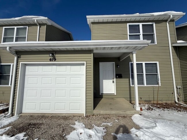 Building Photo - Newly Remodeled 3-Bedroom Apartment with Large Deck & Attached Garage in Farmer City