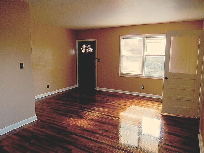 Photo - QUAINT Quincy 3/1 w/ Wood Floors, Sunroom, W/D, Large Yard, & New AC! $1150/month Avail May 6th!