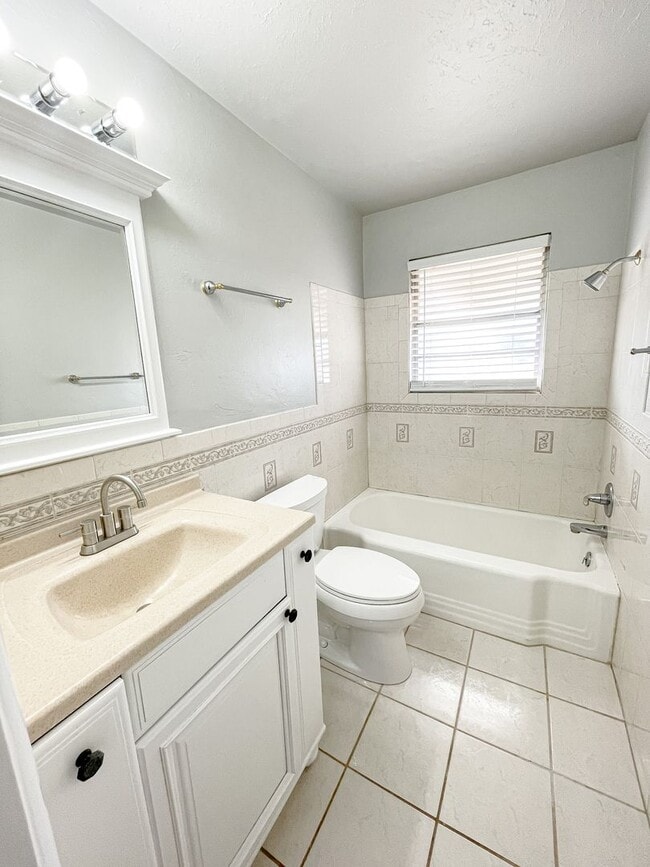 Photo - 3 Bed/1.5 Bath/2 car garage home in Midwest City.