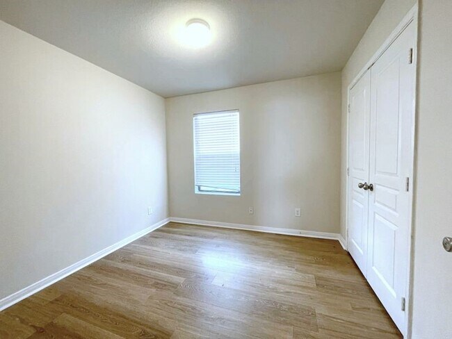 Photo - 1715 Ramsay Way