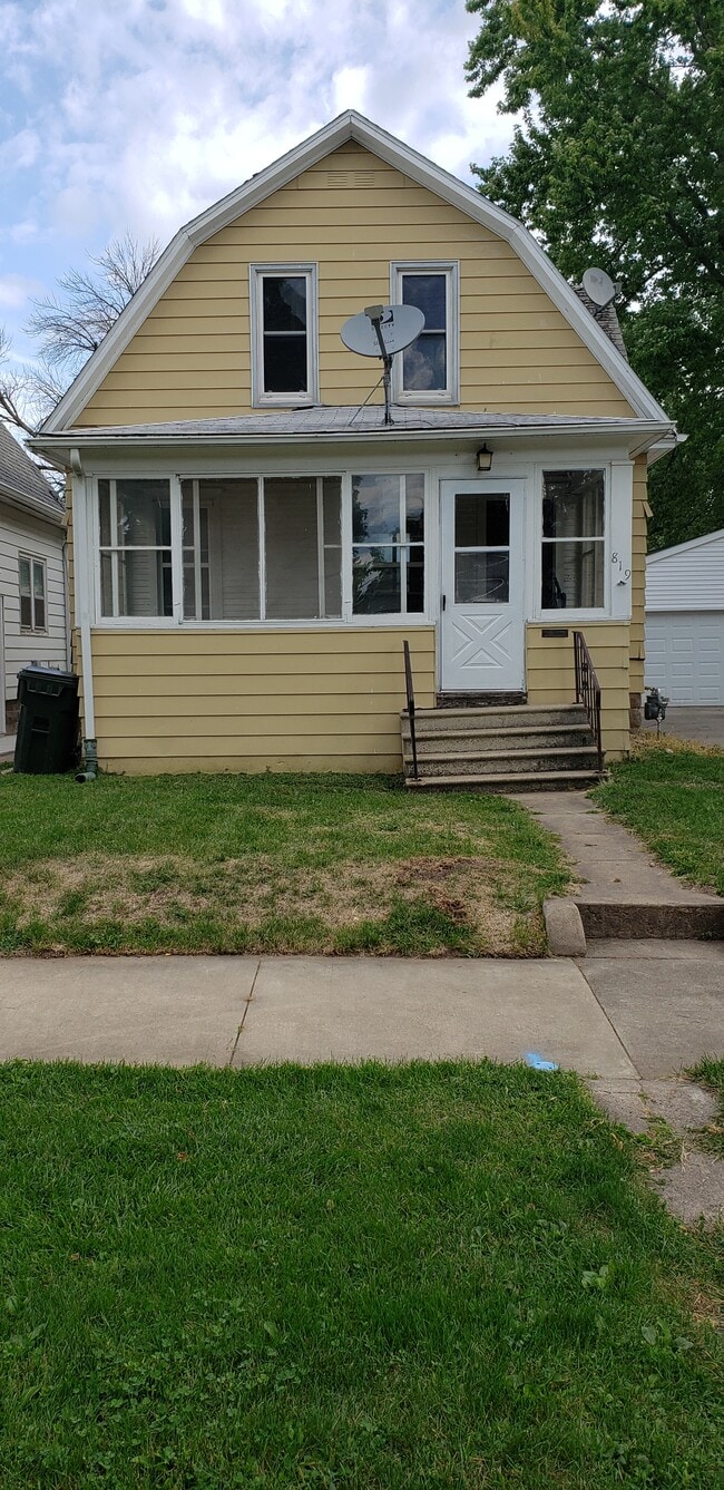Enclosed private beautiful front porch. - 819 Hawthorne Ave