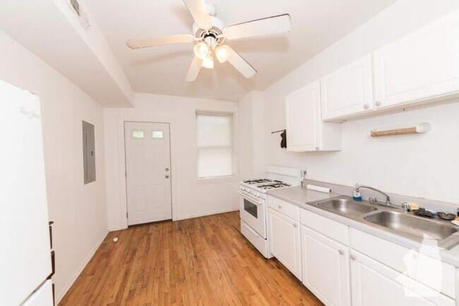 Photo - 4 bedroom in Chicago IL 60613 Unit 3818-1