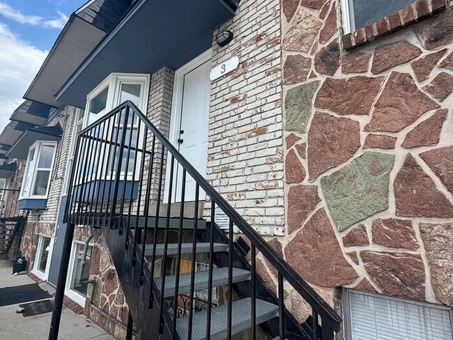 Building Photo - Look no further! newly remodeled 2 bed cen... Unit 3 Rental