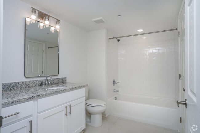 2BR, 2BA - 1,058SF - Primary Bathroom