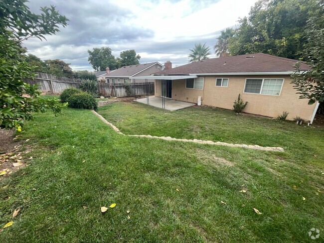 Building Photo - 3bed 2bath available in Rosemont! Pet frie... Rental