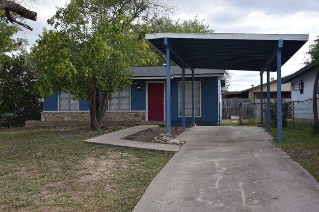 Front with carport - 6310 Brownleaf St Casa