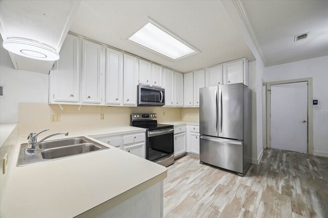 Building Photo - 880 Tully St Unit 13