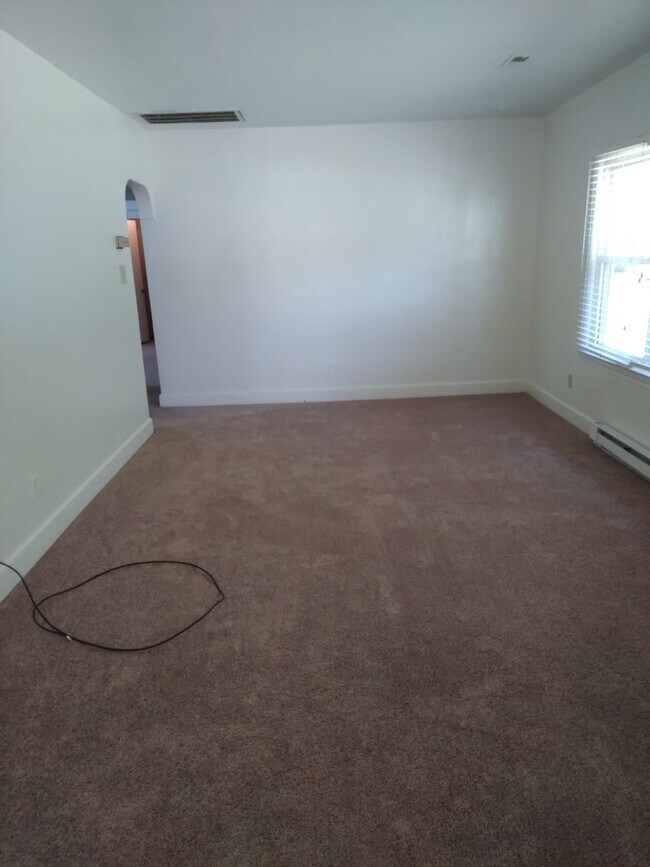 725 1/2 Bellwood Road, Hampton, VA 23666 Rental House Rental in