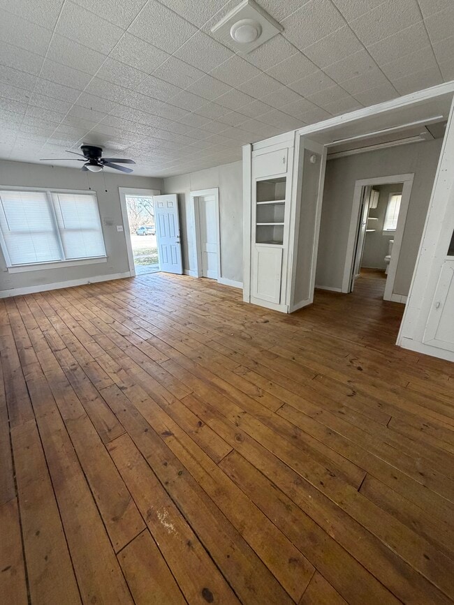 Photo - 905 W Main St