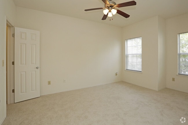 1BR, 1BA - 752 SF - Dining Room