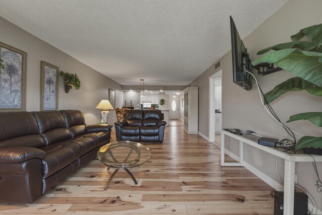 Building Photo - 9420 S Hollybrook Lake Dr Unit 304