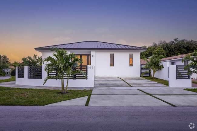 Building Photo - 917 SW 78th Pl Rental