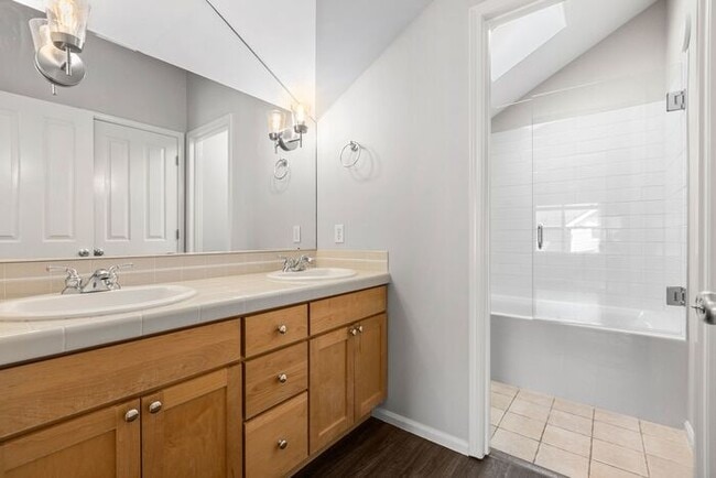 Photo - Charming AIR CONDITIONED Alki Townhome