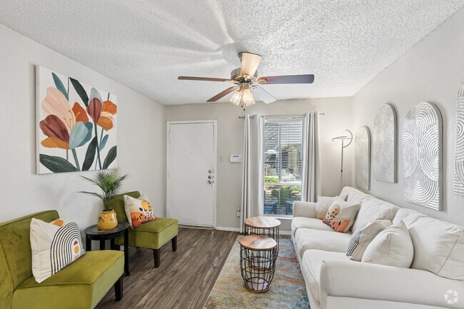 2BR, 1BA - 732SF - Living Room