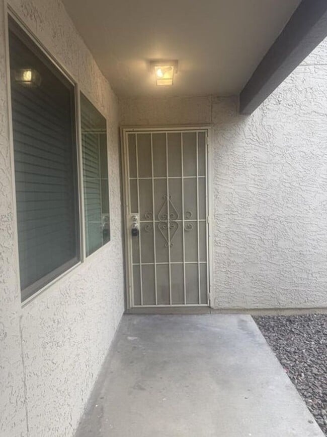 Building Photo - 2-bedroom condo at Stapley and University!