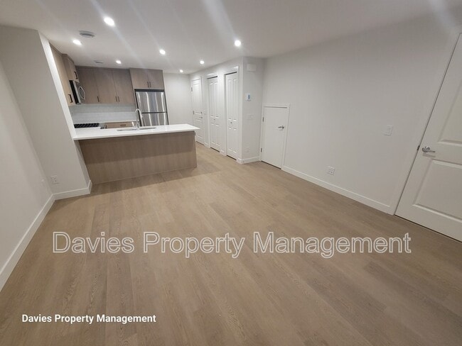 Photo - 2222 Muckleplum Cres SW