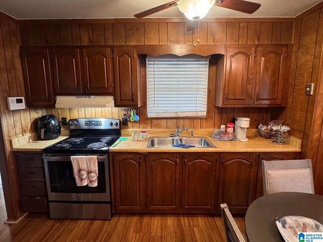 Photo - 830 Burwell St