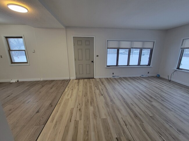 Photo - 802 Le Hillier St Unit 4 Bed 2 Bath + Laundry