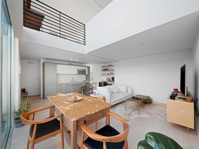 Photo - 1944 State St Unidad 8