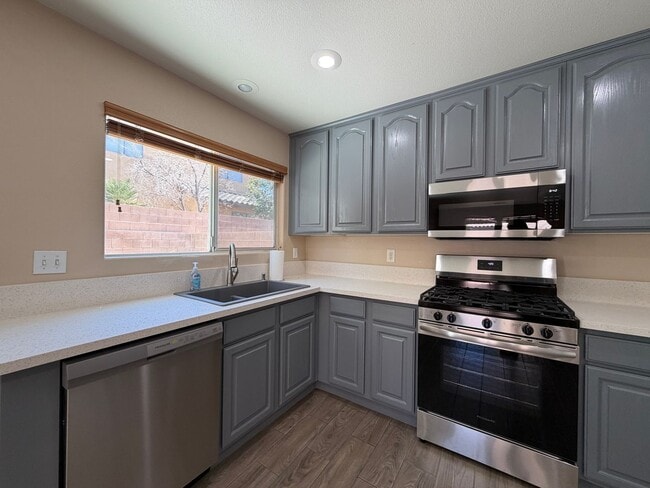 Photo - SPACIOUS SINGLE STORY HOME IN SOUTHERN HIGHLANDS WITH NEW KITCHEN APPLIANCES