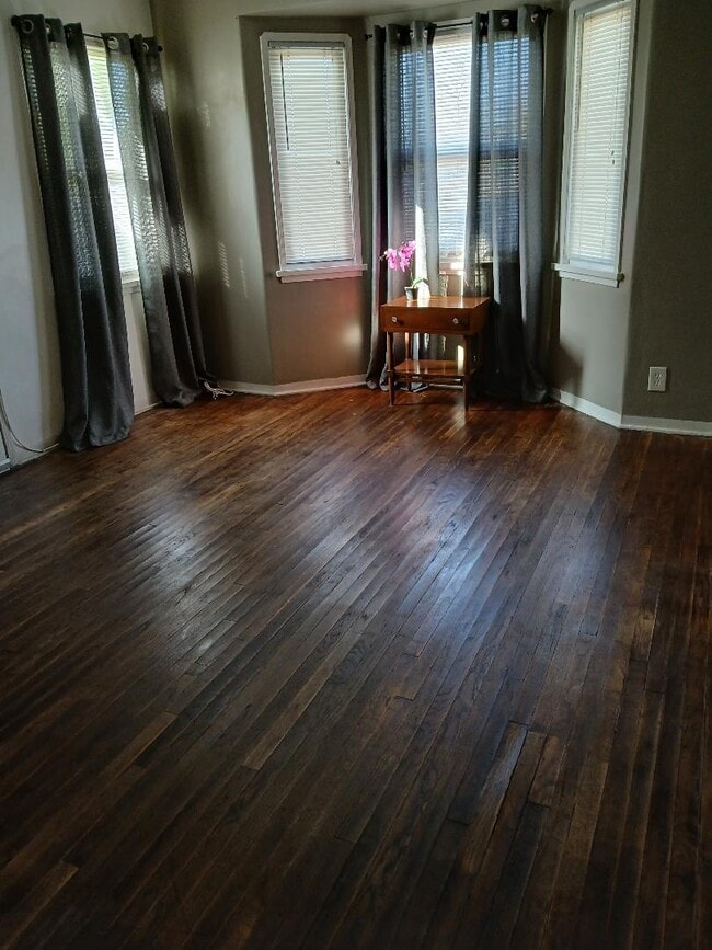 Sala de estar - 703 E Jefferson Ave Unidad B