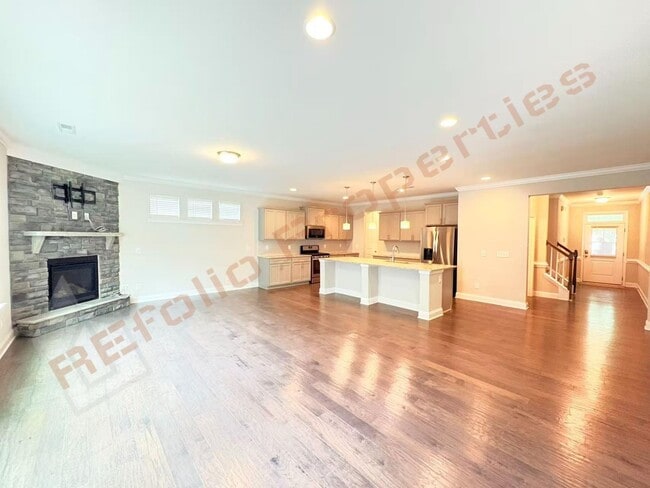 Photo - 713 Newlyn Dr