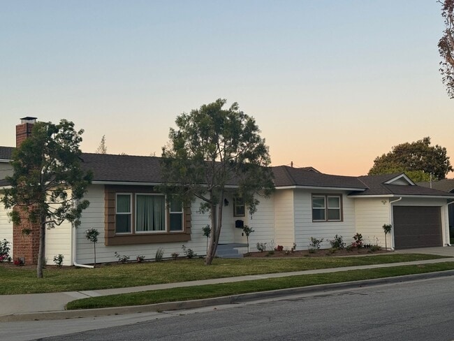 Building Photo - Adorable Open Plan 3BD 2BA Home in West Torrance With A/C