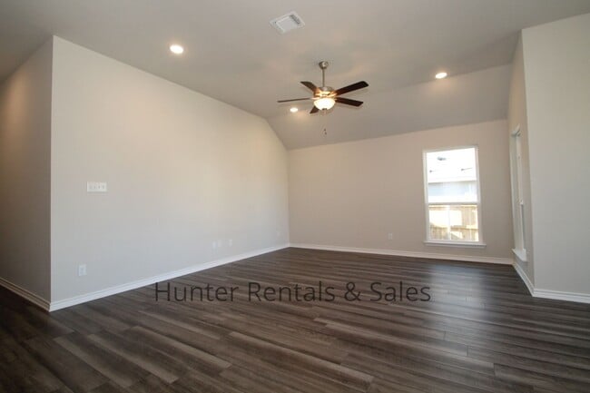 Photo - Temple North Gate Beauty!  Rent Reduced! Won't last long!