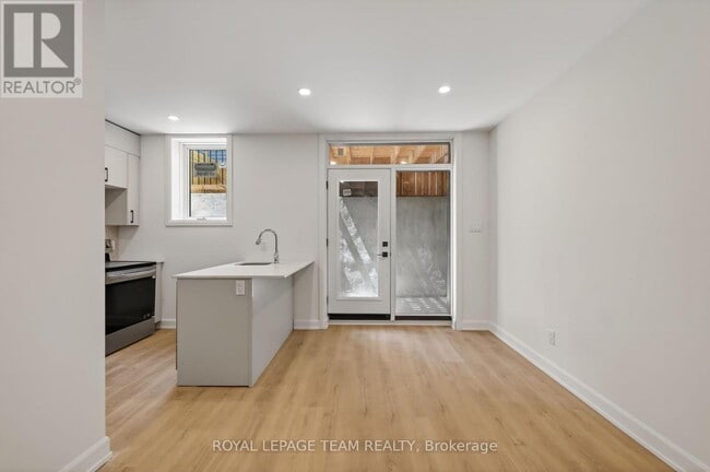 Photo - 608 Tweedsmuir Ave