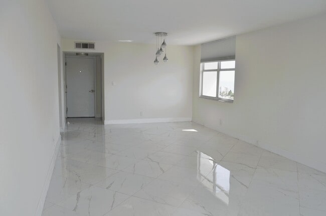 Photo - 201 N Ocean Blvd Unidad 1204