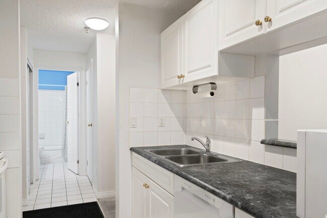 Photo - 1735-111 11 Ave SW