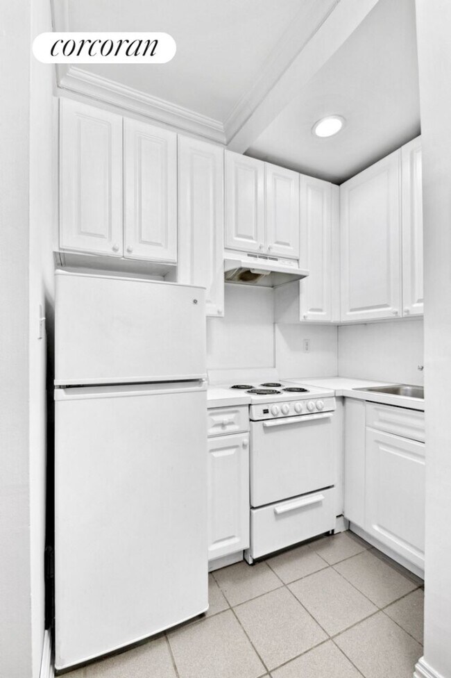 Photo - 429 W 24 St