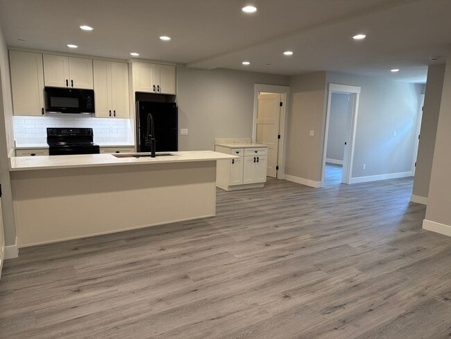 Photo - 755-A  Daley St
