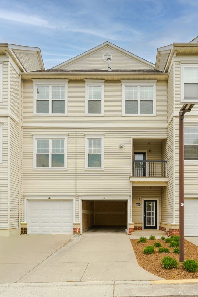 Building Photo - Rare 2BR 2BA 2 Level Condo With Garage