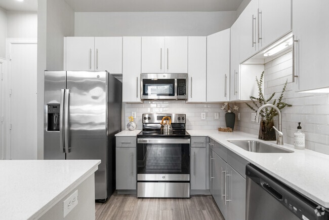 1BR, 1BA - 733SF - Kitchen - SYNC Med Center