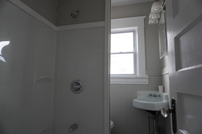 Photo - 890 Maplewood Ave Unidad 2